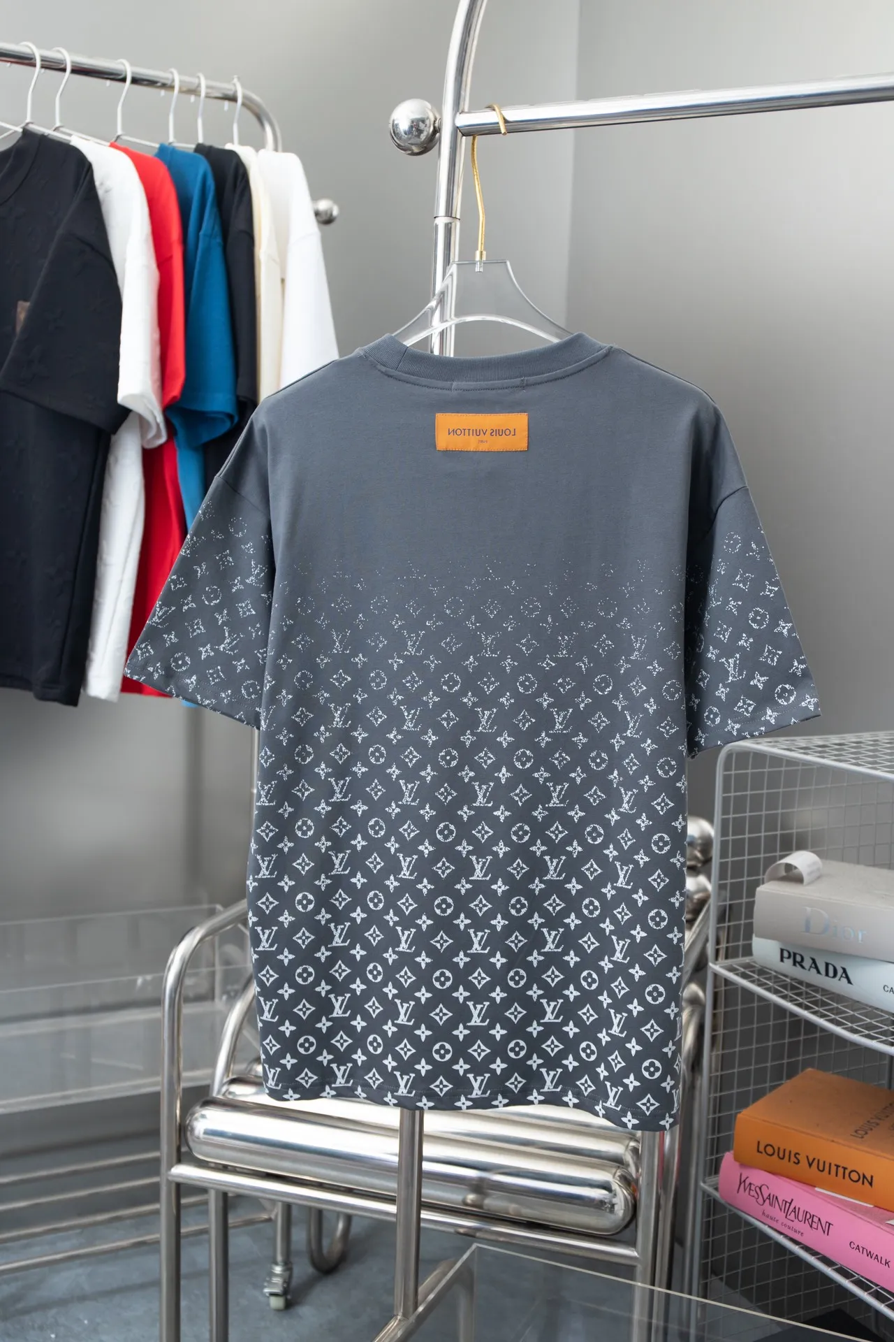 🅿️180 High-quality Lv 2025 early spring new style, MONOGRAM presbyopic gradient short-sleeved T-shirt, which uses digital printing technology to render pixel light and shadow for the Monogram gradient pattern. Its silk-screen texture and knitting effect complement each other, and the logo hardware is customized on the side. Synchronized with the official website, pure cotton fabrics at the counter! Comfortable against the skin, durable and easy to wear, meticulous original craftsmanship, custom-made 260g vat-dyed fabric, very comfortable to the touch, latest brick cabinet synchronization, OS off-shoulder version, fashionable and individual, super versatile and good-looking, very suitable for both men and women, must-have style, hang tag, collar label, washed wheat, complete with three labels S M L XL